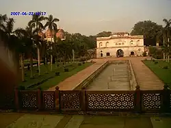 La mezquita, a la derecha del acceso principal