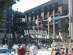 La entrada a la izquierda del campo