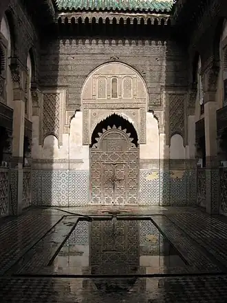patio de la Madrasa Sahrij (1321-1323) en Fez