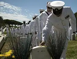 Los marineros del USS Michael Monsoor rinden homenaje a la tumba de Michael Monsoor el 29 de septiembre de 2016.