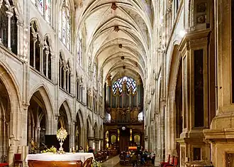 Nave en dirección a la entrada