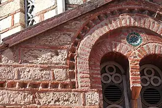 Detalles de la mampostería, con el friso y la «skyphia».