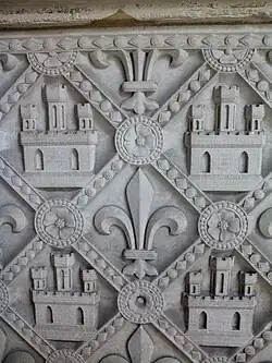 Detalle donde se aprecia la flor de lis y el símbolo de Castilla