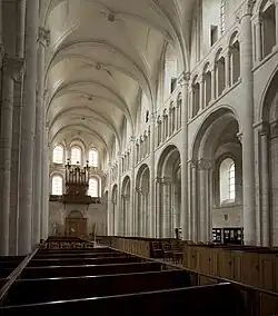 La nave, mirando a la entrada