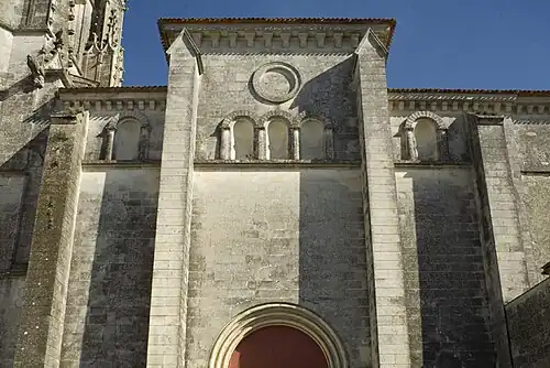 Nueva fachada neorrománica