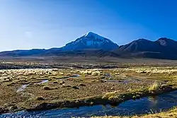Los deshielos forman riachuelos al rededor del nevado.