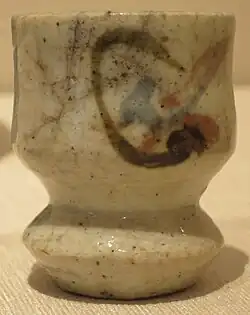 Taza de sake con esmalte turquesa y blanco de Kawai Kanjirō, c. 1956, gres esmaltado, Museo de Arte de Honolulú.