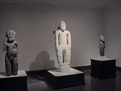 Estatuas en la sala precolombina del Museo Nacional de Costa Rica.