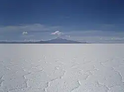 Volcán Tunupa y polígonos de sal