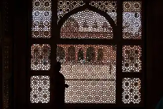 Tumba de Salim Chishti (en Fatehpur Sikri), que muestra los patrones geométricos islámicos desarrollados en el Asia occidental