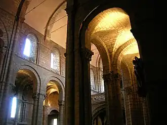 Nave lateral (con bóvedas de arista) y nave central (bóveda de cañón) de San Isidoro de León