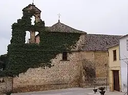 Iglesia de San Lorenzo, con la hiedra (desaparecida) cubriendo la espadaña