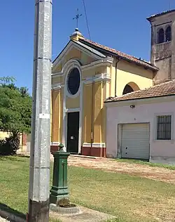Iglesia rural con fuente de agua entre Santhià y Vercelli.