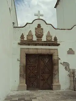 Portón del antiguo convento