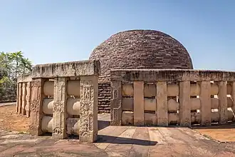 Estupa nº.2 de Sanchi, la stupa más antigua conocida con importantes exhibiciones de relieves decorativos, c. 125 a.C.[48]​
