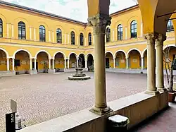 El claustro de la iglesia de San Epifanio (1460-1480) englobado en el palacio del jardín botánico (1773).