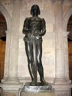 San Jorge, de Josep Llimona (1916, en esta ubicación desde 1929).