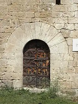 Puerta con decoración de forja.