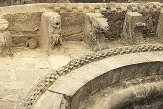 Corbetes tallados estuvieron pintados