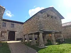 Hórreo en el patio de entrada al monasterio