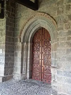 Portada de la iglesia en el cláustro