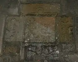 Escudo de la familia Junco en la entrada de la iglesia.