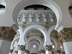 Interior de Santa María la Blanca en Toledo