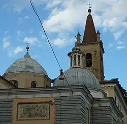 La cúpula de la capilla es un emblema de la ciudad en la Piazza del Popolo