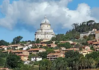La iglesia sobresaliendo sobre las cubiertas cercanas