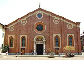 Fachada de iglesia de tras naves y capillas laterales: Santa Maria delle Grazie (1463-1482)