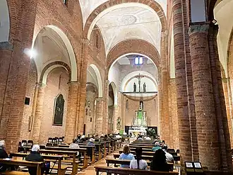 El interior.