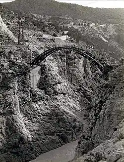Detalle de la armazón metálica del puente de Santa Cruz de Moya sobre el río Turia (ca.1959).