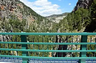 Detalle de la baranda del puente de Santa Cruz de Moya, aguas arriba (2018).