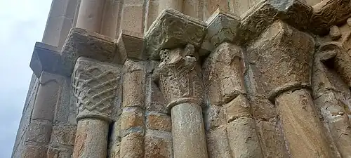 Capiteles en la portada