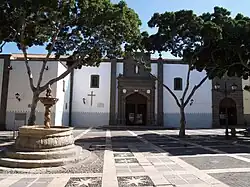 Iglesia y plaza de Santo Domingo.