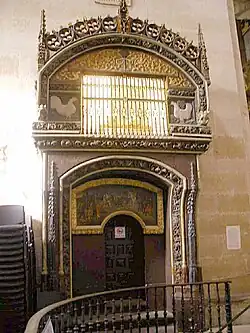 Gallinero y bajada a la cripta