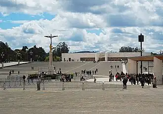 El recinto de oración y la Basílica de la Santísima Trinidad al fondo