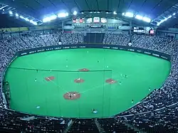 Interior del estadio durante un partido de béisbol.