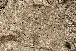 Sar-e Pol-e Zahab, relieve IV. Guerrero sin barba pisoteando a un enemigo, frente a una diosa.[1]​