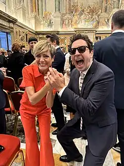 Sara Escudero y Jimmy Fallon se saludan en el Palacio Apostólico en El Vaticano