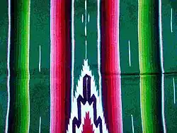 Patrón color rosa mexicano en un sarape.