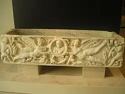 Sarcófago romano con niño portado por eros.