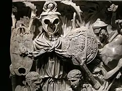 Trofeos al costado del frente.