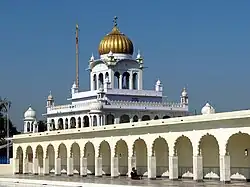 Sarovar (piscina sagrada) en Gurdwara Fatehgarh Sahib, Punjab, India.