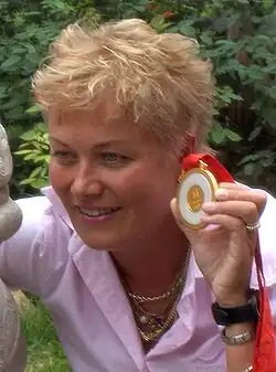 Satu Mäkelä-Nummela con su medalla de oro, en Pekín (2008).