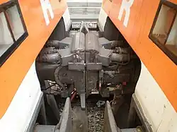 Acople automático de un Scharfenberg entre dos unidades eléctricas de la serie 451 de Renfe Operadora en la Estación de Francia de Barcelona.