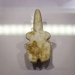 Figurilla de mármol de estilo cicládico.