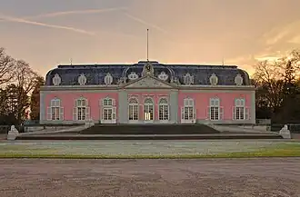 Palacio Benrath en Düsseldorf (1755-1770), palacio de caza y recreo de estilo rococó para servir al príncipe elector Carlos Teodoro del Palatinado y Baviera y su esposa Isabel Augusta de Sulzbach