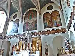 Capilla del palacio. Pared del altar con pinturas de Eduard von Steinle