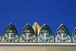 Las esculturas que iban encima de la fachada del tiovivo del parque.